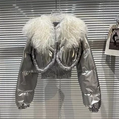 Glamoureuze metallic bijgesneden puffer jas